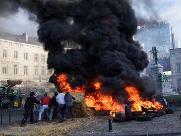 Los manifestantes llegaron al epicentro del barrio europeo con decenas de tractores y prendieron fuego a decenas de neumáticos. EFE/O. MATTHYS