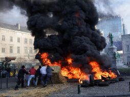 Los manifestantes llegaron al epicentro del barrio europeo con tractores y prendieron fuego a decenas de neumáticos. EFE/O. MATTHYS