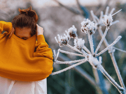 Es importante vestirse con varias capas de ropa que atrapen el calor, pero que ayuden a prevenir la sudoración, porque eso hará que se sienta más frío. ESPECIAL / CANVA