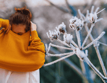 Es importante vestirse con varias capas de ropa que atrapen el calor, pero que ayuden a prevenir la sudoración, porque eso hará que se sienta más frío. ESPECIAL / CANVA