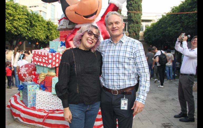 Denisse Lozano y Director David McGrath. GENTE BIEN JALISCO / E. Escamilla