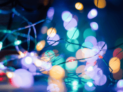 Han recomendado adornar moderadamente, así se evitará gastar grandes cantidades de dinero en ello. CANVA