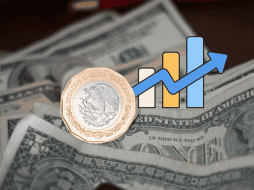 En el balance semanal, la divisa estadounidense acumula una ligera baja de 0.3%, mientras que en el último año aún refleja una depreciación del 12.25%. CANVA