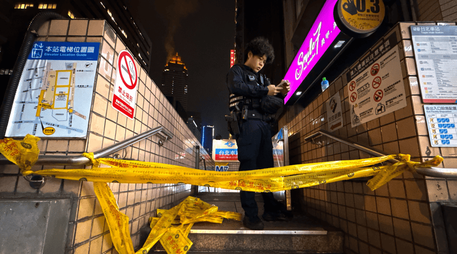 Una persona fue hallada sin signos vitales en el lugar del siniestro.EFE/EPA/R. B. Tongo