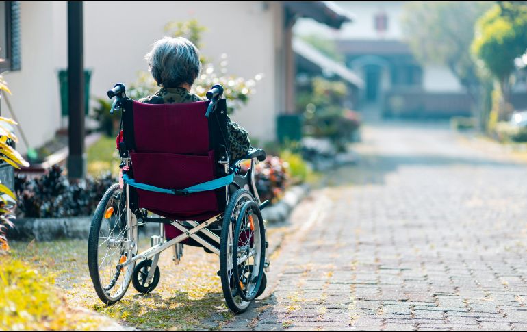 Al menos el 16 % de adultos mayores en el país están en una situación de abandono. UNSPLASH /  S. HWG