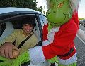 EL coronel retirado Lou Caputo inició una tradición hace 23 años cuando se disfrazó del Grinch. EFE / A. NEWMAN