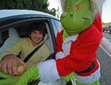 EL coronel retirado Lou Caputo inició una tradición hace 23 años cuando se disfrazó del Grinch. EFE / A. NEWMAN