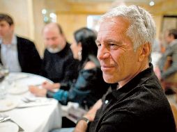 Jeffrey Epstein. En las fotografías, el magnate aparece encabezando cenas y fiestas, acompañado por menores de edad o víctimas de trata, cuyos rostros han sido censurados por la justicia de Estados Unidos. ESPECIAL