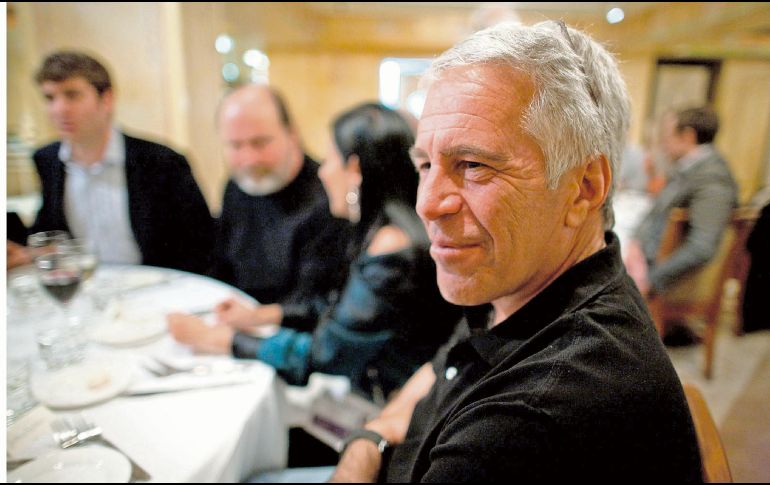 Jeffrey Epstein. En las fotografías, el magnate aparece encabezando cenas y fiestas, acompañado por menores de edad o víctimas de trata, cuyos rostros han sido censurados por la justicia de Estados Unidos. ESPECIAL