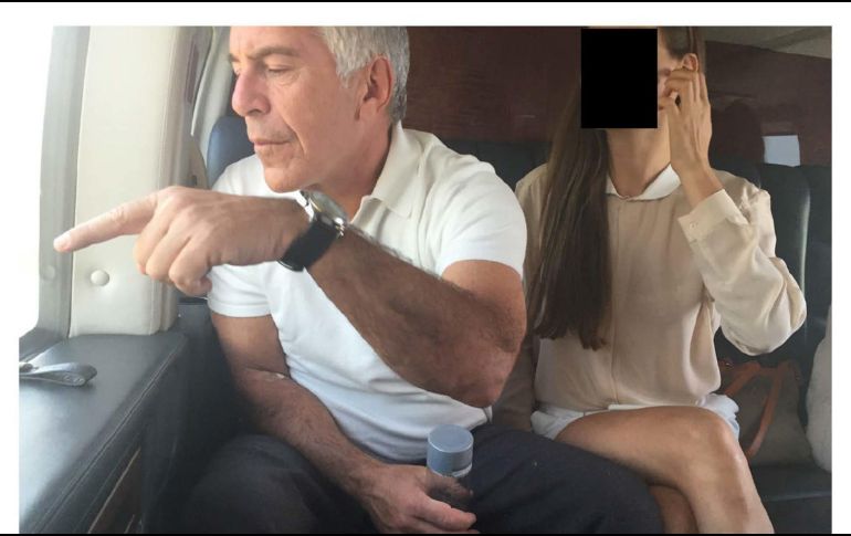 Fotografía sin fecha especificada que muestra a Epstein con una mujer. . EFE/ Departamento de Justicia de Estados Unidos (DOJ)