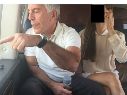 Fotografía sin fecha especificada que muestra a Epstein con una mujer. . EFE/ Departamento de Justicia de Estados Unidos (DOJ)