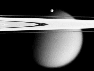 En la imagen, tomada por la nave espacial Cassini y proporcionada por la NASA el 12 de marzo de 2006, aparecen dos de las lunas de Saturno, la pequeña Epimeteo y Titán. AP/NASA