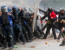 Policías son agredidos durante una manifestación por los 57 años de la matanza de Tlatelolco del 2 de octubre de 1968, en la Ciudad de México. EFE / ARCHIVO