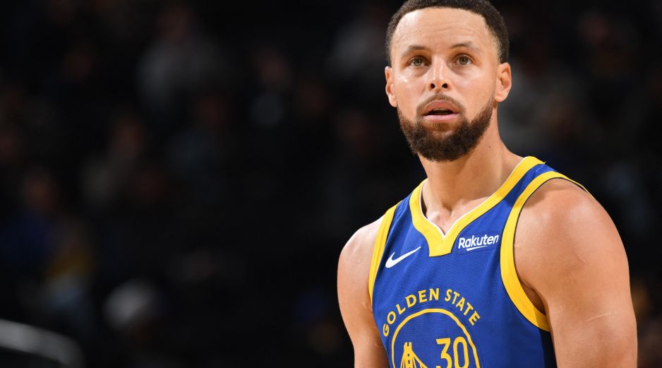 Mientras Stephen Curry siga lanzando, la historia seguirá escribiéndose a su favor. AFP / ARCHIVO