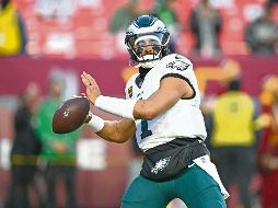 Jalen Hurts lució en los controles de Philadelphia con 185 yardas y 2 envíos de anotación. AFP