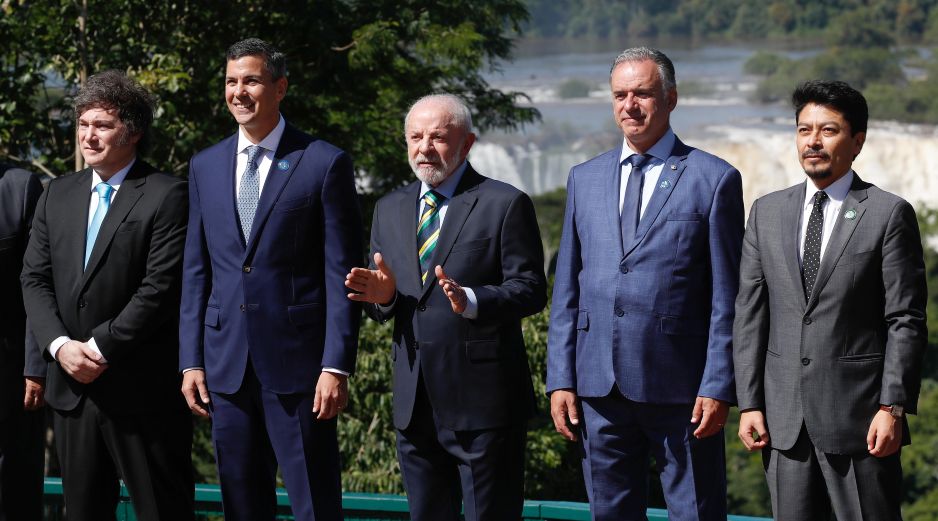 Los presidentes y representantes de Argentina, Paraguay, Panamá, Bolivia, Ecuador y Perú posan durante la cumbre del Mercosur en Foz de Iguazú, Brasil, tras firmar la declaración sobre Venezuela. EFE/J. Pino
