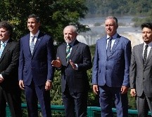 Los presidentes y representantes de Argentina, Paraguay, Panamá, Bolivia, Ecuador y Perú posan durante la cumbre del Mercosur en Foz de Iguazú, Brasil, tras firmar la declaración sobre Venezuela. EFE/J. Pino