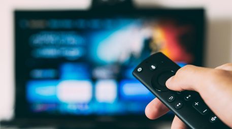 Hoy en día existen personas que prefieren controlar su televisor desde el celular. UNSPLASH /  Glenn Carstens-Peters
