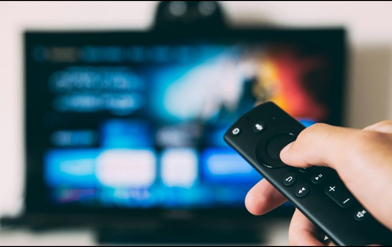 Hoy en día existen personas que prefieren controlar su televisor desde el celular. UNSPLASH /  Glenn Carstens-Peters