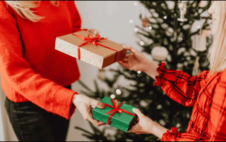 Cualquier cosa hecha a mano o por ti es una muy buena opción. CANVA