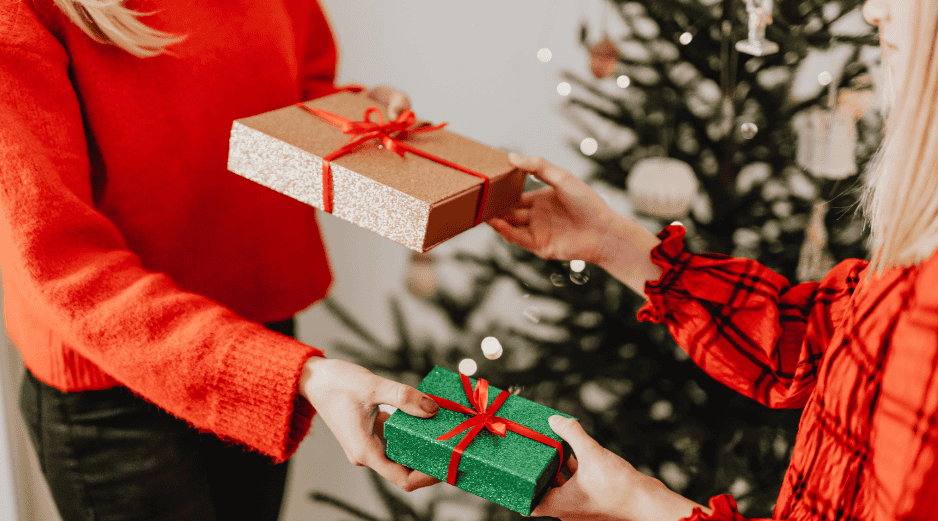 Cualquier cosa hecha a mano o por ti es una muy buena opción. CANVA