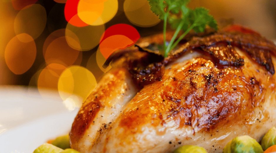 Para que el pavo sea el protagonista de la cena, es clave evitar prácticas que afectan su jugosidad y textura durante la preparación. CANVA