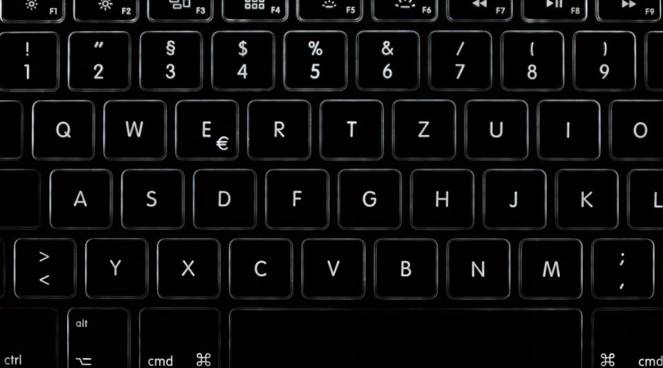 Antes de comenzar cualquier procedimiento, se recomienda apagar la computadora y desconectar el teclado. Unsplash