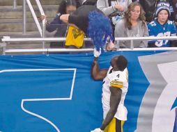 Metcalf se confrontó con un aficionado de los Lions antes de la primera mitad del partido del domingo; hubo un jalón e intento de golpe. ESPECIAL