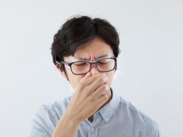 Aunque es un problema común, los malos olores en el baño pueden causar incomodidad al recibir visitas si no se eliminan de manera adecuada. CANVA