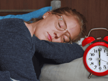 La siesta debe entenderse como un complemento ocasional y no como una solución permanente al cansancio crónico. ESPECIAL / CANVA