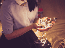 Pasar la Nochebuena solo puede convertirse en una experiencia significativa íntima y reparadora. CANVA