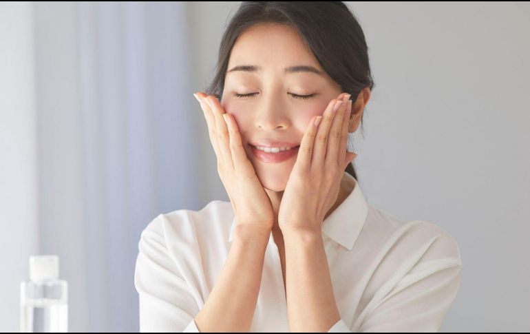 Las bajas temperaturas y el uso de calefacción reducen la humedad natural de la piel, volviéndola más sensible y propensa a grietas. CANVA