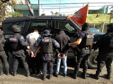 Una vez que fueron reconocidos por el reportante, quienes fueron identificados como Jovani "N", de 18 años, y Rodrigo "N", de 25, fueron detenidos y puestos a disposición de un agente del Ministerio Público. CORTESÍA/ Secretaría de Seguridad del Estado