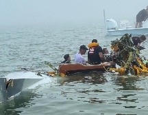 La Secretaría de Marina, a través de la Armada de México, confirmó el fallecimiento de seis de las ocho personas que viajaban el lunes en la aeronave de la Armada mexicana. AP
