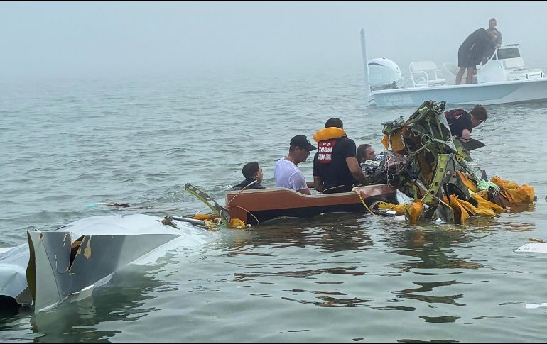 La Secretaría de Marina, a través de la Armada de México, confirmó el fallecimiento de seis de las ocho personas que viajaban el lunes en la aeronave de la Armada mexicana. AP
