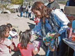 Maye Villa de Lemus, presidenta del Sistema DIF Jalisco, estuvo al frente de la entrega de estos apoyos. ESPECIAL
