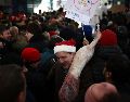 Un cliente se marcha con su compra durante la tradicional subasta de Nochebuena en el mercado de carne de Smithfield, en Londres. AFP / H. Nicholls