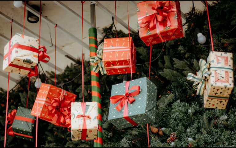 Regalar en Navidad es una práctica extendida en distintas culturas, asociada al espíritu de unión de la temporada. CANVA