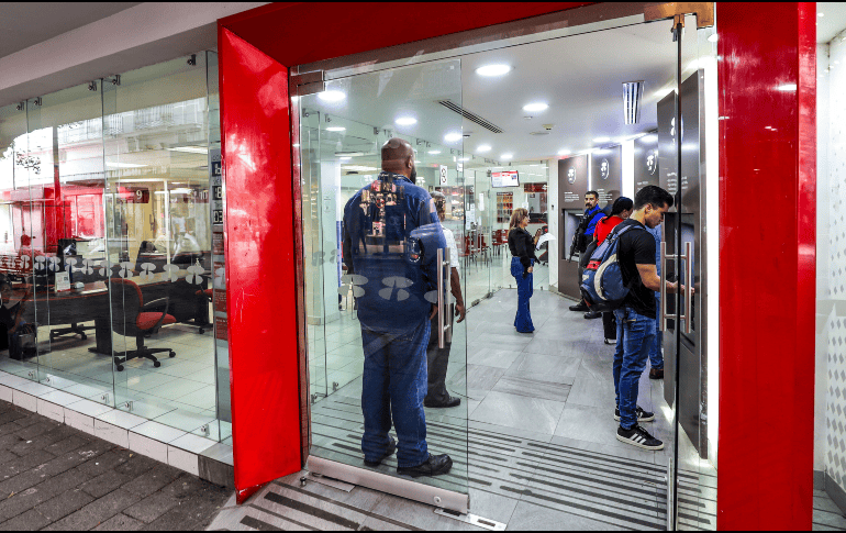 La mayoría de los bancos no abre en Navidad, por lo que se recomienda planear con anticipación los movimientos financieros. EL INFORMADOR/ARCHIVO