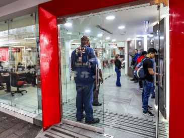 La mayoría de los bancos no abre en Navidad, por lo que se recomienda planear con anticipación los movimientos financieros. EL INFORMADOR/ARCHIVO