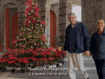 Acompañada por su esposo Jesús María Tarriba, la Mandataria federal señaló que lo más importante no es lo material, sino los valores, el amor por los demás. el amor por la familia y el amor a México. ESPECIAL