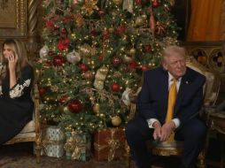 Trump y Melania participaron en la tradición de hablar con los niños que llaman al Comando de Defensa Aeroespacial, que de manera lúdica rastrea el trineo de Santa Claus alrededor del mundo. EFE/La Casa Blanca