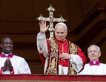 El papa León XIV dio la tradicional bendición 'Urbi et Orbi' ante miles de fieles que acudieron a pesar de la intensa lluvia. EFE/F. Frustaci