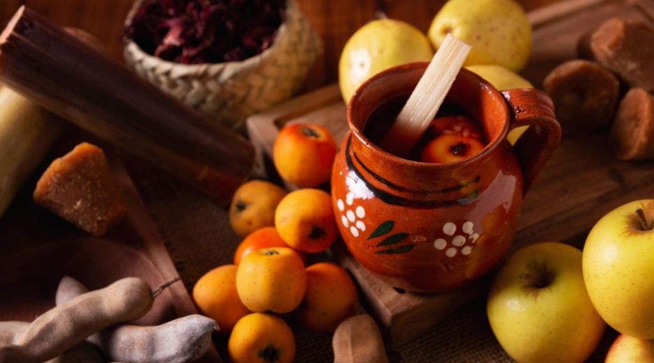 El ponche es una infusión versátil que se prepara con diferentes ingredientes de acuerdo con el gusto familiar, lo que lo vuelve un favorito en las posadas y las celebraciones de fin de año.. ESPECIAL / CANVA