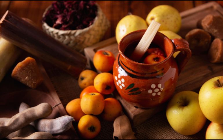 El ponche es una infusión versátil que se prepara con diferentes ingredientes de acuerdo con el gusto familiar, lo que lo vuelve un favorito en las posadas y las celebraciones de fin de año.. ESPECIAL / CANVA