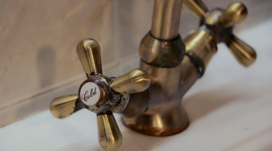 El sarro es uno de los problemas más frecuentes en las llaves de agua de baños y cocinas. UNSPLASH.
