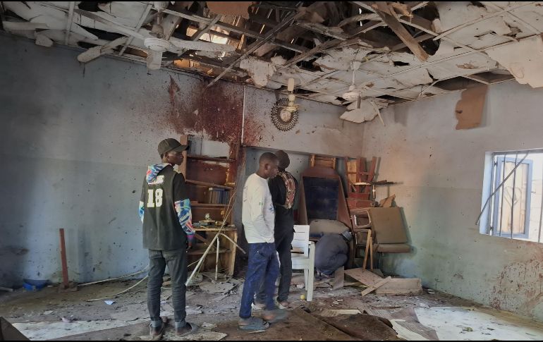 Personas inspeccionan los daños que dejó el estallido de una bomba en una mezquita. Aunque Trump sólo ha mencionado a las víctimas cristianas, también musulmanes son víctimas de los grupos radicales. AP/J. Ola