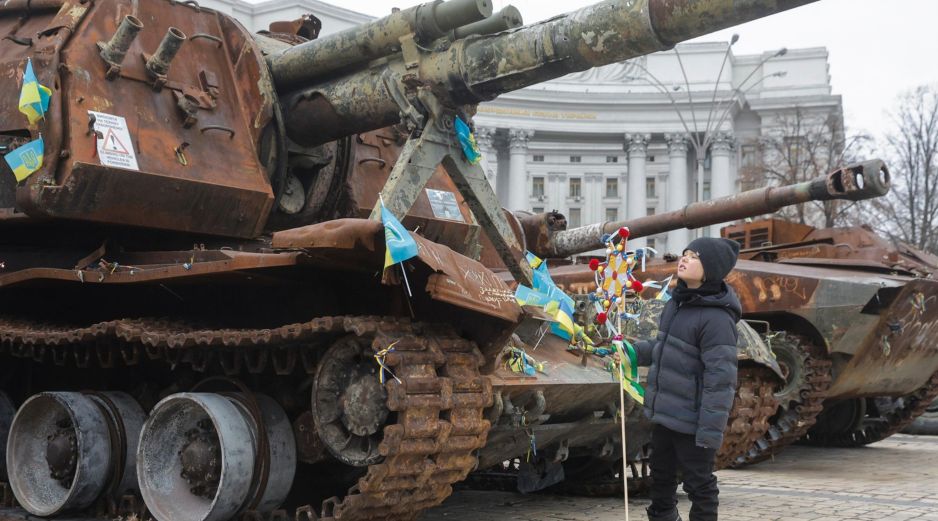 Un niño ucraniano sostiene una estrella de Belén durante las celebraciones navideñas en medio de la invasión en Kiev. El plan de paz redactado entre Ucrania y Estados Unidos está siendo analizado por Rusia. EFE/S. Dolzhenko