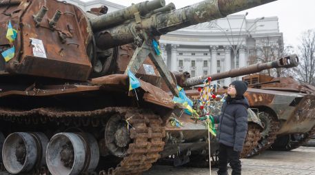 Un niño ucraniano sostiene una estrella de Belén durante las celebraciones navideñas en medio de la invasión en Kiev. El plan de paz redactado entre Ucrania y Estados Unidos está siendo analizado por Rusia. EFE/S. Dolzhenko