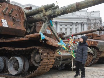 Un niño ucraniano sostiene una estrella de Belén durante las celebraciones navideñas en medio de la invasión en Kiev. El plan de paz redactado entre Ucrania y Estados Unidos está siendo analizado por Rusia. EFE/S. Dolzhenko
